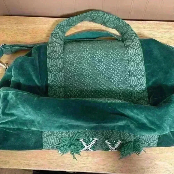 A&B - America & Beyond large, emerald green, embroidered tote bag - Picture 4 of 10